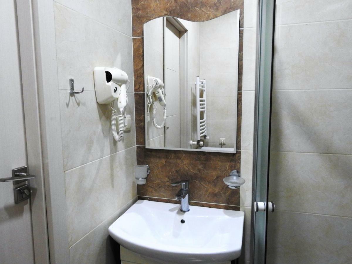Real Palace Apartment バトゥーミ エクステリア 写真