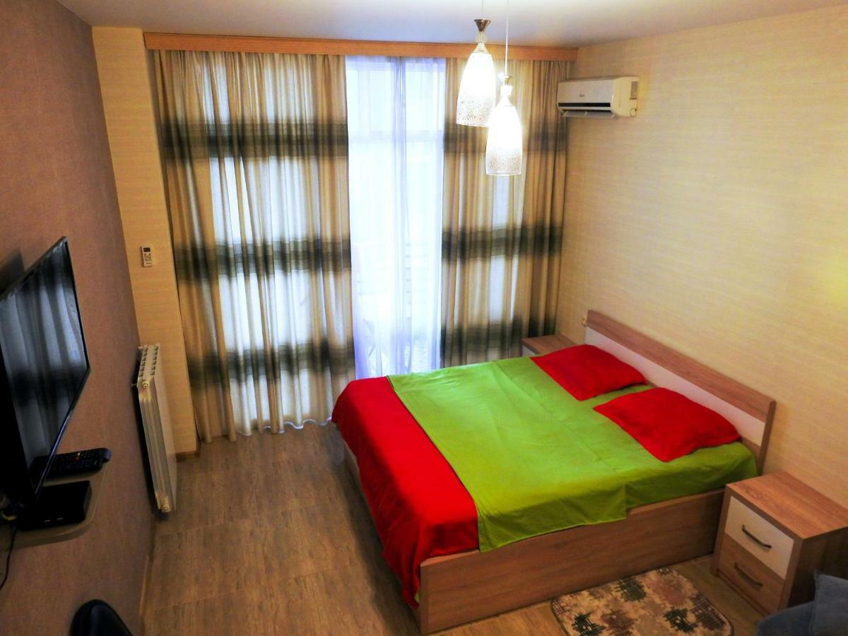 Real Palace Apartment バトゥーミ エクステリア 写真
